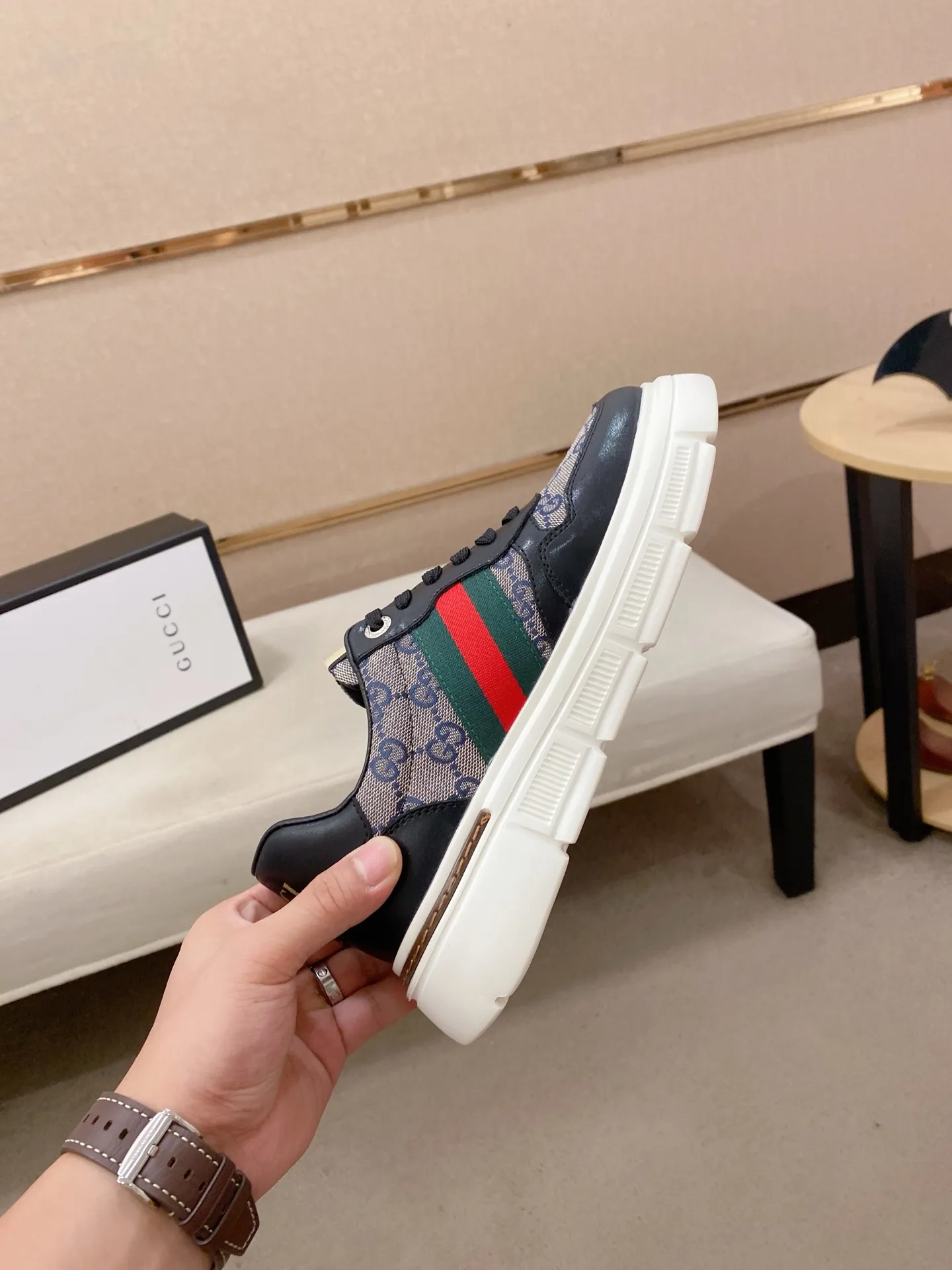 Men's shoes💰 420💰The new GUCCI (Gucci) counters are launched simultaneously. The new men's shoes, 😘fabrics are selected from imported cowhide, and the lining is sheepskin lining. 👍🏿 High-end ☄️ air-cushion molded anti-slip rubber outsole, exquisite lines, simple and elegant, comfortable and high-end for leisure travel. Code number: 38 to 44 (45 can be customized and cannot be returned or exchanged)
